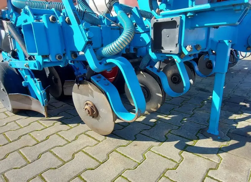 Sekcje wysiewające i redlice podsiewacza nawozów