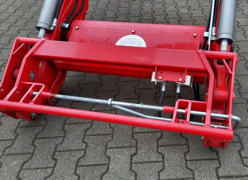 Mechaniczny system automatycznego ryglowania narzędzi w ładowaczu czołowym STOLL ProfiLine FZ 50.1