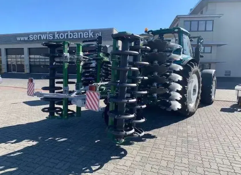 Brona talerzowa Tolmet Megatron hydraulicznie składana zawieszana dostępna w sieci sprzedaży Korbanek