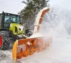 Pług do śniegu wirnikowy TORNADO firmy Samasz zawieszony na ciągniku odśnieża drogę Korbanek.pl