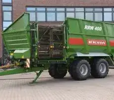 Na zdjęciu stoi specjalistyczna przyczepa przeładunkowo transportowa do buraków cukrowych marki Bergmann typ RRW