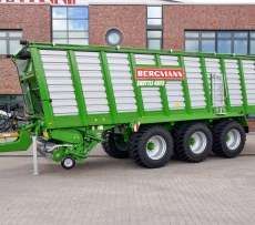 Duża przyczepa samozbierająca na układzie jezdnym typu TRIDEM firmy Bergmann model SHUTTLE