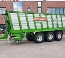 Duża przyczepa samozbierająca na układzie jezdnym typu TRIDEM firmy Bergmann model SHUTTLE