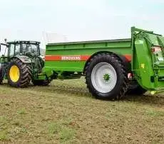 Rozrzutnik obornika Bergmann seria TSW - DUŻE KOŁA z ciągnikiem John Deere