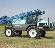 Opryskiwacz Berthoud Raptor na polu, belka opryskiwacza  jest złożona do transportu