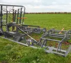 Brona, włóka łąkowa sprężynowa HYBRO marki Mandam na zielonej łące
