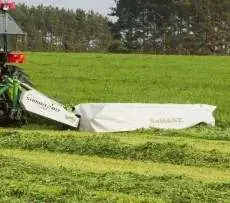 Kosiarka dyskowa do trawy tylna zawieszana firmy Samasz seria Samba podczas koszenia trawy na łące