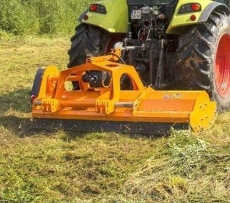 GRINO pomarańczowa kosiarka bijakowa firmy Samasz mulczuje nieużytki 