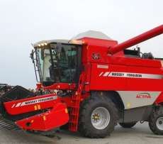 widok z lewej strony kombajnu Massey Ferguson Activa z hederem do zbóż rozłożona rura wyładunkowa górny wysyp