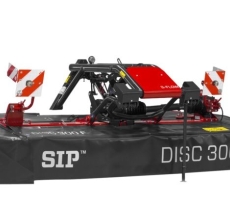 Czołowa kosiarka dyskowa SILVERCUT DISC 340F firmy SIP. Czerwona kosiarka z zawieszeniem S-flow na białym tle.