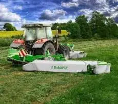 Kosiarka dyskowa Samasz seria XT 390 kosi trawę na łące