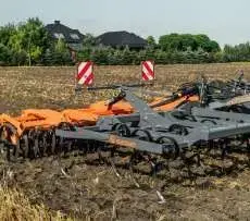 Kultywator podorywkowy uniwersalny dłutowy KUN-SUPER firmy Mandam na polu 