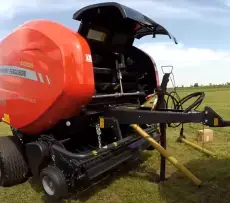 Massey Fergusion 716v na polu