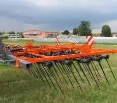 Chwastownik MBS firmy Mandam stojący na zielonej łące