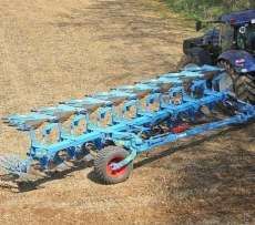 Pług półzawieszany obrotowy firmy Lemken typ Diamant podczas orki Korbanek.pl