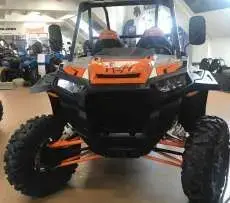 POLARIS RZR TURBO X quad  wersja Sport dodatkowe orurowanie klatki sportowe pasy bezpieczeństwa oświetlenie led na dachu przedni zderzak metalowy kolor pomarańczowy felgi bedlock pełne drzwi orurowane atv progi boczne sportowe zawieszenie Korbanek.pl