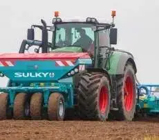 Zbiornik czołowy siewnika SULKY XEOS TF zawieszony z przodu na ciągniku Fendt