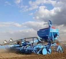 Pneumatyczny siewnik do zboża firmy lemken  Solitair podczas siewu zboża Korbanek.pl