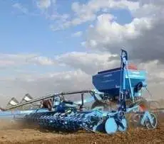 Pneumatyczny siewnik do zboża firmy lemken  Solitair podczas siewu zboża Korbanek.pl