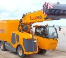 Wóz paszowy samojezdny Autospire firmy Lucas zdjęcie z prawego boku na tle betonowej ściany