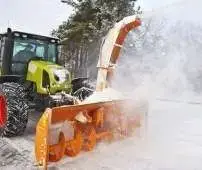 Pług do śniegu wirnikowy TORNADO firmy Samasz zawieszony na ciągniku odśnieża drogę Korbanek.pl