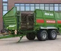 Na zdjęciu stoi specjalistyczna przyczepa przeładunkowo transportowa do buraków cukrowych marki Bergmann typ RRW