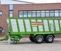 Przed budynkiem fabryki maszyn rolniczych niemieckiego producenta maszyn Bergmann stoi przyczepa samozbierajaca na tandemie typ Carex