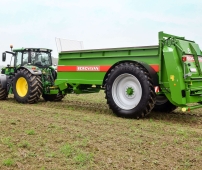 Rozrzutnik obornika Bergmann seria TSW - DUŻE KOŁA z ciągnikiem John Deere
