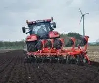 Na zdjęciu praca w orce ciągnika rolniczego z pługiem obracalnym zawieszanym marki Gregoire Besson wraz z wałem doprawiającym ANDPAK