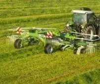 Zgrabiarki 2-karuzelowe do trawy i siana Z2 produkowana przez Samasz pracuje ma łące Korbanek.pl