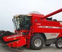 nowy kombajn zbożowy Massey Ferguson Activa S widok od strony lewej z rozłożoną rurą wyładunkową