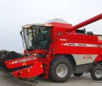 widok z lewej strony kombajnu Massey Ferguson Activa z hederem do zbóż rozłożona rura wyładunkowa górny wysyp