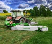 Kosiarka dyskowa Samasz seria XT 390 kosi trawę na łące