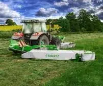 Kosiarka dyskowa Samasz seria XT 390 kosi trawę na łące
