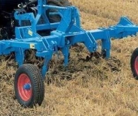 Czołowy przedni kultywator podorywkowy Lemken topaz pracuje ma polu z ciągnikiem korbanek.pl
