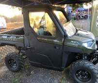 Ranger Polaris 1000 XP  EPS wspomaganie kierownicy ADC kontrola zjazdu wersja dla trzech osób siatki boczne ochronne paka załadunkowa uchylna kolor zielony przedni zderzak metalowy felgi stalowe zagłówki foteli pasy bezpieczeństwa kierownica samochodowa napęd 2x4 4x4 Turf rozpiecie tylnej osi Korbanek.pl
