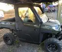 Ranger Polaris 1000 XP  EPS wspomaganie kierownicy ADC kontrola zjazdu wersja dla trzech osób siatki boczne ochronne paka załadunkowa uchylna kolor zielony przedni zderzak metalowy felgi stalowe zagłówki foteli pasy bezpieczeństwa kierownica samochodowa napęd 2x4 4x4 Turf rozpiecie tylnej osi Korbanek.pl