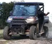 RANGER 1000 Xp EPS Polaris przedni zderzak metalowy wersja dla trzech osób pasy bezpieczeństwa klatka ochronna paka załadunkowa felgi aluminiowe siatki boczne ochronne światła ledowe hak z tyłu pojazdu zagłówki foteli Korbanek.pl