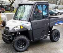 Polaris Ranger EV pojazd elektryczny jedyny jako SxS felgi stalowe pasy bezpieczeństwa klasyczna kierownica samochodowa napęd 4x4 2x4 Turf rozpięcie tylne osi paka załadunkowa przedni zderzak metalowy pojazd na dwie osoby przyjazny dla środowiska 