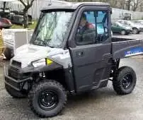 Polaris Ranger EV pojazd elektryczny jedyny jako SxS felgi stalowe pasy bezpieczeństwa klasyczna kierownica samochodowa napęd 4x4 2x4 Turf rozpięcie tylne osi paka załadunkowa przedni zderzak metalowy pojazd na dwie osoby przyjazny dla środowiska 