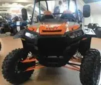 POLARIS RZR TURBO X quad  wersja Sport dodatkowe orurowanie klatki sportowe pasy bezpieczeństwa oświetlenie led na dachu przedni zderzak metalowy kolor pomarańczowy felgi bedlock pełne drzwi orurowane atv progi boczne sportowe zawieszenie Korbanek.pl