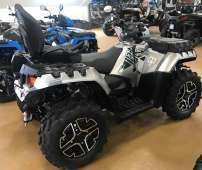 Sportsman XP 1000 quad Touring kolor srebrny atv wyciągarka 2500 LB linka stalowa felgi aluminiowe wersja dal dwóch osób dodatkowa lampa w kierownicy kontrola zjadu ADC naped 4x4 2x4 ADC kontrola zjazdu Korbanek.pl