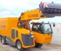 Wóz paszowy samojezdny Autospire firmy Lucas zdjęcie z prawego boku na tle betonowej ściany