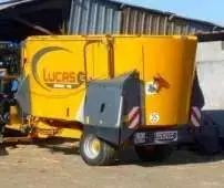 Wóz paszowy Lucas Spirmix Klapa zdjęcie na tle metalowej wiaty widok z lewego boku