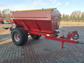 Rozsiewacz uniwersalny przyczepiany do nawozu do wapna Pomot Chojna UPR 4 firma Korbanek plac