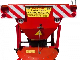 Czerwona Piaskarka Dexwall PK 550 z zamontowanym światłem ostrzegawczym typu kogut