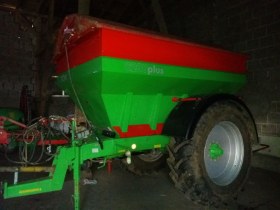 Używany rozsiewacz do wapna i nawozów mineralnych RCW 8200 Plus firmy Agromet Brezg