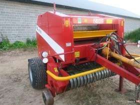 Prasa Metal Fach Z562 na tle zabudowań gospodarstwa rolnego 