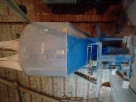 Niebieski używany mieszalnik do pasz maksymalny załadunek 2000 kg