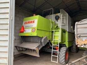 Używany kombajn Claas Dominator 150 widok z tyły zdjęcie pod wiatą